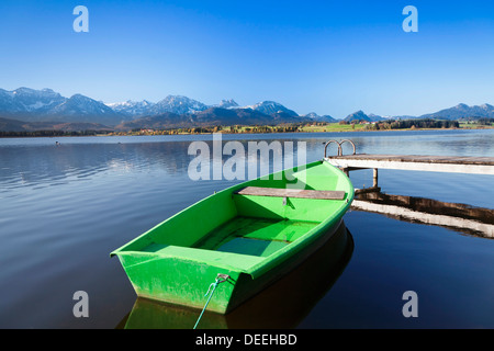 Bateau à rames sur le lac Hopfensee, Allgau, Bavaria, Germany, Europe Banque D'Images