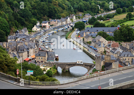 Un camping traverse le vieux pont de pierre sur la rivière Rance au Vieux Port, Dinan, Côtes-d'Armor, Bretagne, France Banque D'Images