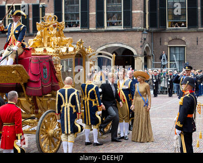 La Haye, Pays-Bas. 17 août, 2013. Aux Pays-Bas, La Haye. 17 août, 2013. Maxima la reine et roi Willem-Alexander arrive avec le Gouden Koets pour la présentation du budget 2014 mémorandum néerlandais et l'ouverture de l'année parlementaire aux Pays-Bas, La Haye, 17 septembre 2013. Photo : Albert Nieboer-pre/dpa/Alamy Live News Crédit : afp photo alliance/Alamy Live News Banque D'Images