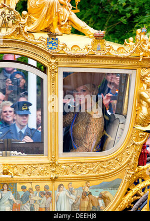 La Haye, Pays-Bas. 17 août, 2013. Aux Pays-Bas, La Haye. 17 août, 2013. Maxima la reine et roi Willem-Alexander arrive avec le Gouden Koets pour la présentation du budget 2014 mémorandum néerlandais et l'ouverture de l'année parlementaire aux Pays-Bas, La Haye, 17 septembre 2013. Photo : Albert Nieboer-pre/dpa/Alamy Live News Crédit : afp photo alliance/Alamy Live News Banque D'Images