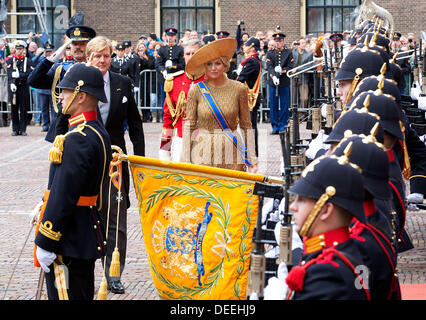 La Haye, Pays-Bas. 17 août, 2013. Aux Pays-Bas, La Haye. 17 août, 2013. Maxima la reine et roi Willem-Alexander arrive avec le Gouden Koets pour la présentation du budget 2014 mémorandum néerlandais et l'ouverture de l'année parlementaire aux Pays-Bas, La Haye, 17 septembre 2013. Photo : Albert Nieboer-pre/dpa/Alamy Live News Crédit : afp photo alliance/Alamy Live News Banque D'Images