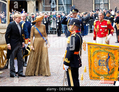 La Haye, Pays-Bas. 17 août, 2013. Aux Pays-Bas, La Haye. 17 août, 2013. Maxima la reine et roi Willem-Alexander arrive avec le Gouden Koets pour la présentation du budget 2014 mémorandum néerlandais et l'ouverture de l'année parlementaire aux Pays-Bas, La Haye, 17 septembre 2013. Photo : Albert Nieboer-pre/dpa/Alamy Live News Crédit : afp photo alliance/Alamy Live News Banque D'Images