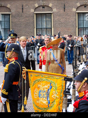 La Haye, Pays-Bas. 17 août, 2013. Aux Pays-Bas, La Haye. 17 août, 2013. Maxima la reine et roi Willem-Alexander arrive avec le Gouden Koets pour la présentation du budget 2014 mémorandum néerlandais et l'ouverture de l'année parlementaire aux Pays-Bas, La Haye, 17 septembre 2013. Photo : Albert Nieboer-pre/dpa/Alamy Live News Crédit : afp photo alliance/Alamy Live News Banque D'Images