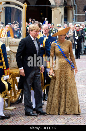 La Haye, Pays-Bas. 17 août, 2013. Aux Pays-Bas, La Haye. 17 août, 2013. Maxima la reine et roi Willem-Alexander arrive avec le Gouden Koets pour la présentation du budget 2014 mémorandum néerlandais et l'ouverture de l'année parlementaire aux Pays-Bas, La Haye, 17 septembre 2013. Photo : Albert Nieboer-pre/dpa/Alamy Live News Crédit : afp photo alliance/Alamy Live News Banque D'Images