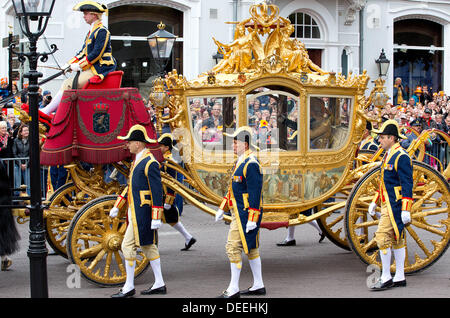La Haye, Pays-Bas. 17 août, 2013. Aux Pays-Bas, La Haye. 17 août, 2013. Maxima la reine et roi Willem-Alexander arrive avec le Gouden Koets pour la présentation du budget 2014 mémorandum néerlandais et l'ouverture de l'année parlementaire aux Pays-Bas, La Haye, 17 septembre 2013. Photo : Albert Nieboer-pre/dpa/Alamy Live News Crédit : afp photo alliance/Alamy Live News Banque D'Images