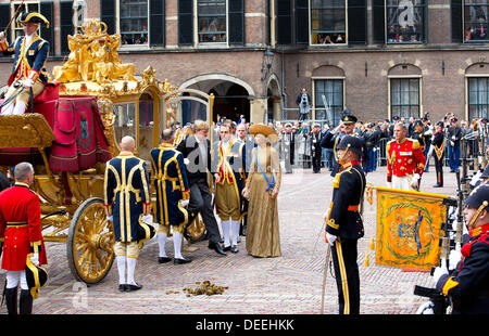 La Haye, Pays-Bas. 17 août, 2013. Aux Pays-Bas, La Haye. 17 août, 2013. Maxima la reine et roi Willem-Alexander arrive avec le Gouden Koets pour la présentation du budget 2014 mémorandum néerlandais et l'ouverture de l'année parlementaire aux Pays-Bas, La Haye, 17 septembre 2013. Photo : Albert Nieboer-pre/dpa/Alamy Live News Crédit : afp photo alliance/Alamy Live News Banque D'Images