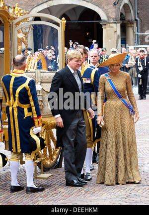 La Haye, Pays-Bas. 17 août, 2013. Aux Pays-Bas, La Haye. 17 août, 2013. Maxima la reine et roi Willem-Alexander arrive avec le Gouden Koets pour la présentation du budget 2014 mémorandum néerlandais et l'ouverture de l'année parlementaire aux Pays-Bas, La Haye, 17 septembre 2013. Photo : Albert Nieboer-pre/dpa/Alamy Live News Crédit : afp photo alliance/Alamy Live News Banque D'Images