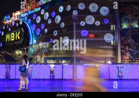 Les gens qui marchent en avant du magasin MBK au moment de Noël. Siam Square. Bangkok. La Thaïlande. Banque D'Images