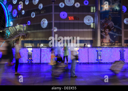 Les gens qui marchent en avant du magasin MBK au moment de Noël. Siam Square. Bangkok. La Thaïlande. Banque D'Images