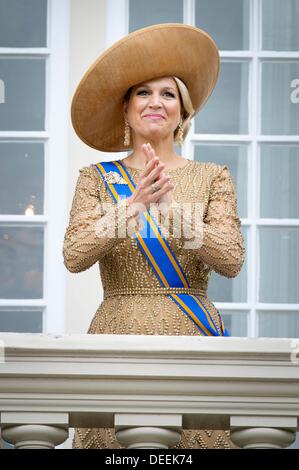 La Haye, aux Pays-Bas. 17 août, 2013. Reine néerlandaise Maxima vu sur le balcon du palais Noordeinde à La Haye, Pays-Bas, 17 septembre 2013, le jour du Prince (Prinsjesdag), l'ouverture traditionnelle de l'année parlementaire. C'est la première fois que le nouveau roi prononce un discours du trône dans la salle des Chevaliers. Photo : Patrick van Katwijk / Pays-Bas et France/dpa/Alamy Live News Banque D'Images