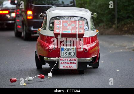 Koenigstein, Allemagne. 17 août, 2013. Dans une BMW Isetta, Le Prince Félix de Luxembourg et son épouse Claire Lademacher laisser hôtel Kempinski après leur mariage civil à Koenigstein, Allemagne, 17 septembre 2013. Le mariage à l'église aura lieu en France le 21 septembre 2013. Photo : BORIS ROESSLER/dpa/Alamy Live News Banque D'Images