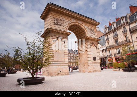 Porte Guillaume et Place Darcy dans le centre de Dijon, Bourgogne, France, Europe Banque D'Images