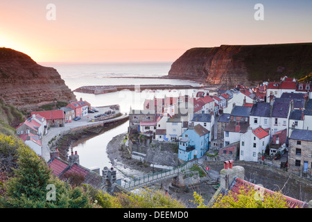 Le village de pêcheurs de Staithes dans le North York Moors, Yorkshire, Angleterre, Royaume-Uni, Europe Banque D'Images