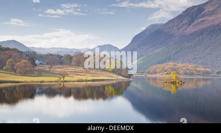 Les eaux calmes de Crummock Water dans le Parc National du Lake District, Cumbria, Angleterre, Royaume-Uni, Europe Banque D'Images