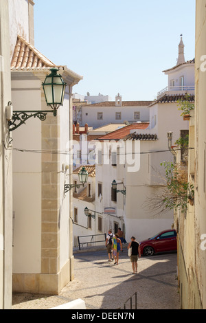 Une rue étroite et tortueuse dans la vieille ville d'Albufeira, Algarve, Portugal Banque D'Images