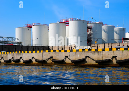 Les silos à grain blanc dans le port de Kaliningrad (koenigsberg) Banque D'Images