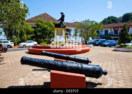 Canons et la statue de l'Abbé Faria dans Panaji, Goa, Inde Banque D'Images