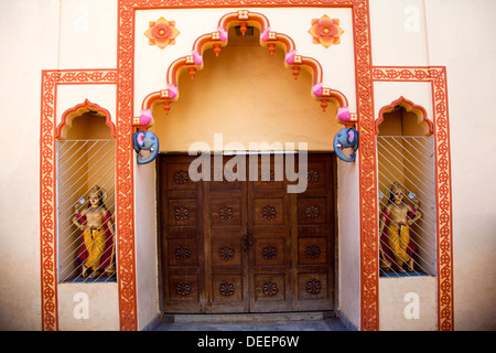 Porte fermée d'un temple, Mahalaxmi Temple, Panaji, Goa, Inde Banque D'Images