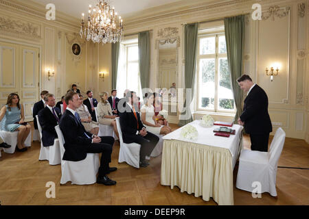 (Document) un document photo libérée par Cour grand-ducal/Guy Wolff le 17 septembre 2013 montre le Prince Félix de Luxembourg et son épouse Claire Lademacher (C) sourire pendant leur mariage civil à Koenigstein, Allemagne. Le mariage à l'église aura lieu en France le 21 septembre 2013. (ATTENTION : uniquement à des fins éditoriales et avec mention de la source) Banque D'Images