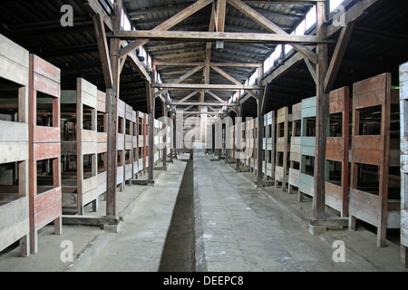 Des lits superposés dans un immeuble détenu à Auschwitz. Banque D'Images