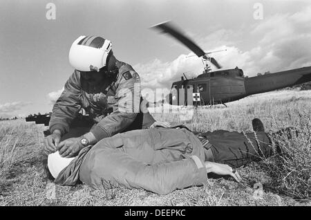 Un Nouveau Mexique Air National Guard rescues helicopter un chasseur blessé d'une montagne dans le nord du Nouveau Mexique, vers 1976 Banque D'Images