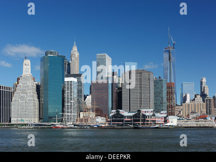 La tour de la liberté s'élève au-dessus des toits de Manhattan à New York City, USA. Banque D'Images