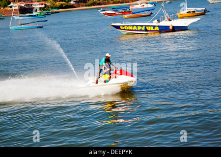 Les touristes appréciant le ski nautique, Dona Paula Beach, Panaji, Goa, Inde Banque D'Images