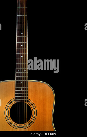 À partir de détails guitare acoustique isolé sur un fond noir Banque D'Images