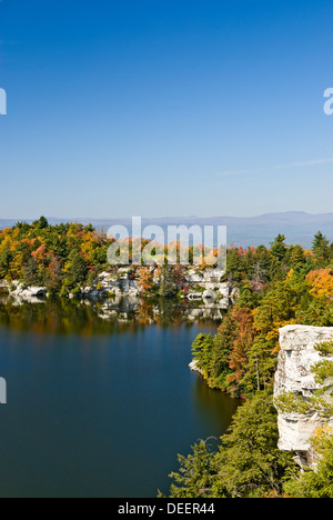 Feuillage d'automne à Lake Minnewaska Minnewaska State Park à préserver, Ulster County, État de New York. Banque D'Images