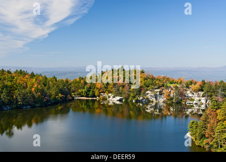 Feuillage d'automne à Lake Minnewaska Minnewaska State Park à préserver, Ulster County, État de New York. Banque D'Images