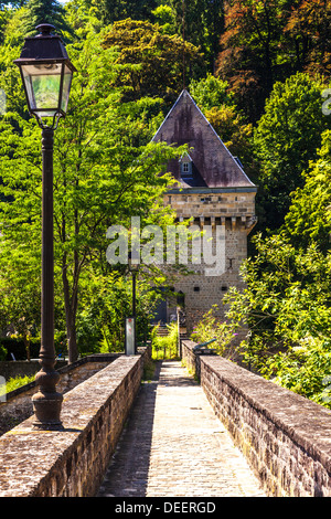 Pierre petite passerelle au-dessus de l'Alzette dans le Grund district de la ville de Luxembourg. Banque D'Images