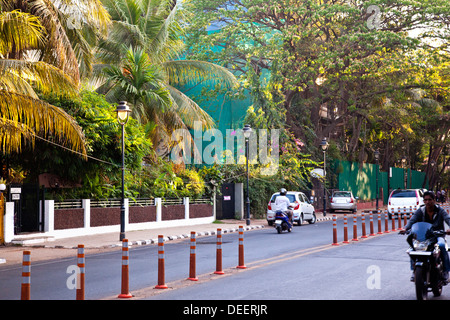 Des bornes de contrôle de la circulation sur la route, la cuisine de Maman, Panaji, Goa, Inde Banque D'Images