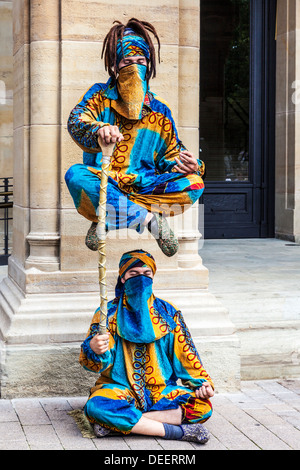 Deux amuseurs publics effectuant un tour de lévitation dans la place d'armes, la Ville de Luxembourg. Banque D'Images