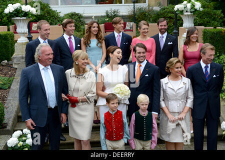 Koenigstein, Allemagne. 17 août, 2013. Koenigstein, Allemagne. 17 août, 2013. Le Prince Félix de Luxembourg et son épouse Claire Lademacher (C) rire après leur mariage civil à l'hôtel Villa Rothschild avec les parents de la mariée Hartmut Lademacher (L), Gabriele Lademacher (2-L), les parents de l'époux, le Grand-Duc Henri (R) et de la grande-duchesse Maria Teresa (2-R), ainsi que Grand-duc Guillaume (à l'arrière, 2-R) et son épouse Stéphanie (à l'arrière, 3-R), Prinz Louis (DOS, C) et de la princesse Tessy (à l'arrière, 3-L), le Prince Sébastien (à l'arrière, 2-L) et le Prince Gabriel (AVANT, L) et à l'avant, Noé (R) dans Koenigstein, Germ... Banque D'Images