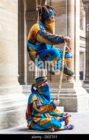 Deux amuseurs publics effectuant un tour de lévitation dans la place d'armes, la Ville de Luxembourg. Banque D'Images