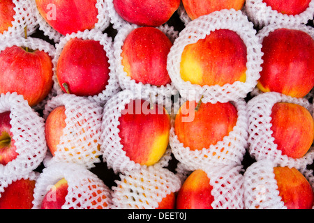 Yummy tas de pommes dans une échoppe de marché. Banque D'Images