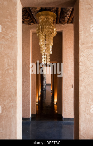 Golden light fitting in marocain néo-construction avec un design intérieur Romain Michel-Meniere Banque D'Images