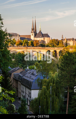 Lumière du soir tombe sur le pont Adolphe et cathédrale Notre-Dame en la ville de Luxembourg. Banque D'Images