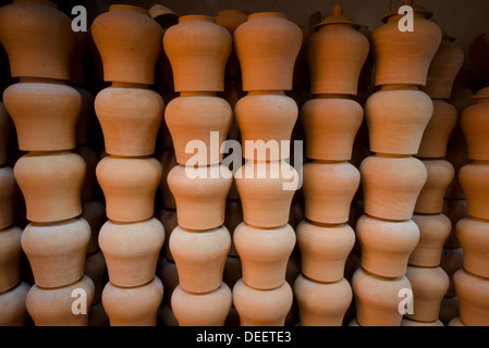 Un certain nombre de vases non fini en attente d'émaillage, décoration et deuxième tir à l'Uriarte talavera usine à Puebla, Mexique Banque D'Images