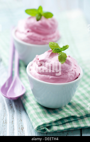 Mousse aux petits fruits à la menthe comme garniture Banque D'Images