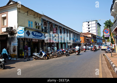 Bâtiments le long de la route, Vihar, Restaurant, Nord de Goa Panaji, Goa, Inde Banque D'Images