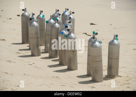 Bouteilles de plongée sur une plage Banque D'Images