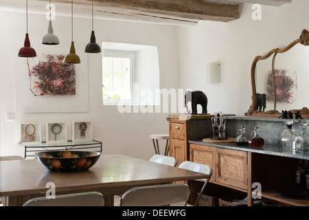 Poutres au plafond bas avec un bar recouvert de zinc en bois blanchi et compteur de table carré avec 60 chaises chrome Banque D'Images