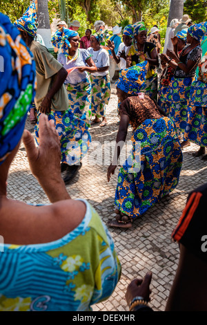 L'Afrique, Angola, Benguela. Femme dansant dans la place de la ville. Banque D'Images