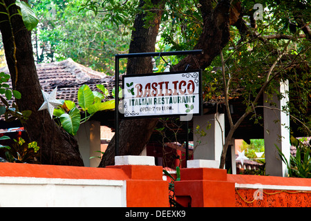 Panneau à l'entrée d'un restaurant, restaurant italien Basilico, D'Mello Road, Anjuna, Bardez, North Goa, Goa, Inde Banque D'Images