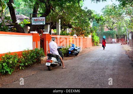 Parking à l'extérieur de l'homme un scooter le bâtiment de l'hôtel Restaurant Italien Basilico D'Mello Anjuna Bardez Road North Goa Goa Inde Banque D'Images