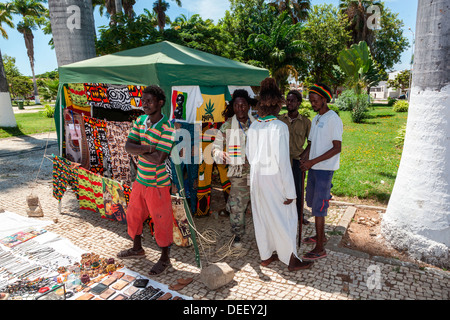 L'Afrique, Angola, Benguela. Rasta men vendre des marchandises au magasin local. Banque D'Images