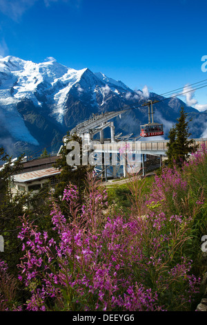 Vue sur le téléphérique du Brévent et la mi-station Planpraz avec la bont blanc en arrière-plan Banque D'Images