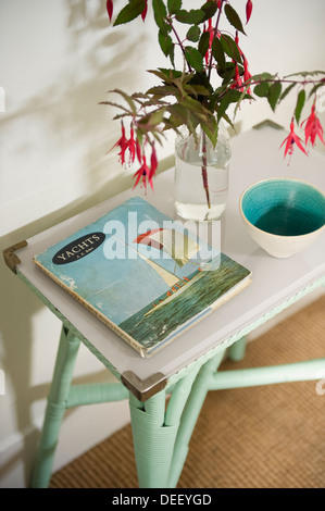 Vintage table avec réserve sur des yachts et arrangement floral Banque D'Images