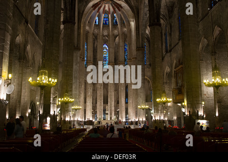 À l'intérieur d'une église à Barcelone Banque D'Images